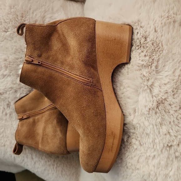 NWOB Andre' Asssous Tan Suede Clog Boots-Size 10 - Picture 4 of 7
